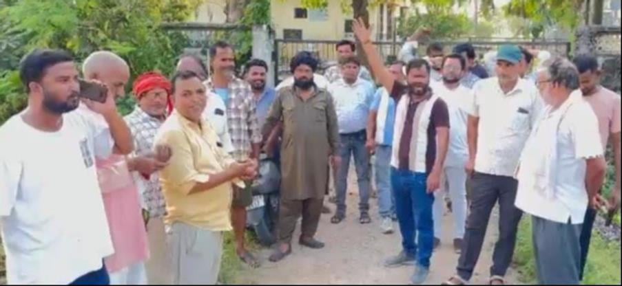Gonda News: सुभागपुर विद्युत उपकेंद्र पर ग्रामीणों ने जड़ा ताला