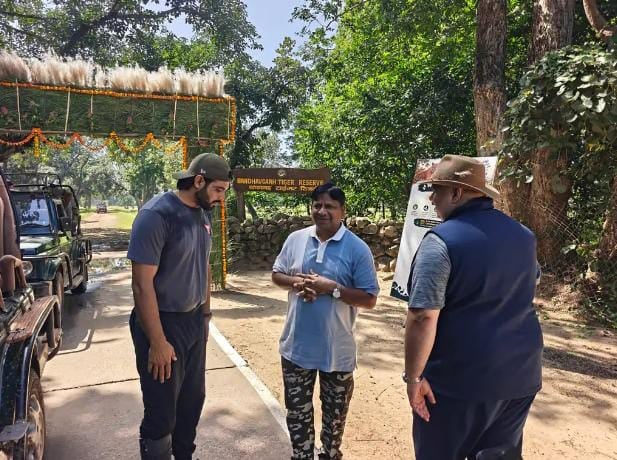उमरिया:  बांधवगढ़ के जंगल में दिखे दो ओलंपियन, नीरज चोपड़ा और गगन नारंग ने लिया जंगल सफारी का आनंद