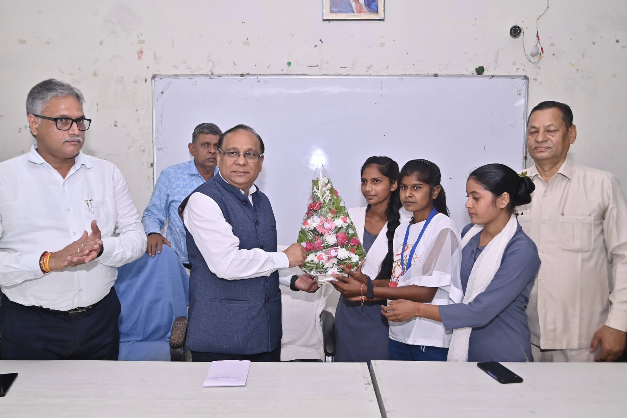 भीमराव अंबेडकर महाविद्यालय पतरासी में पहुंचे कुलपति प्रोफेसर जेपी सैनी का स्वागत करती छात्राएं।