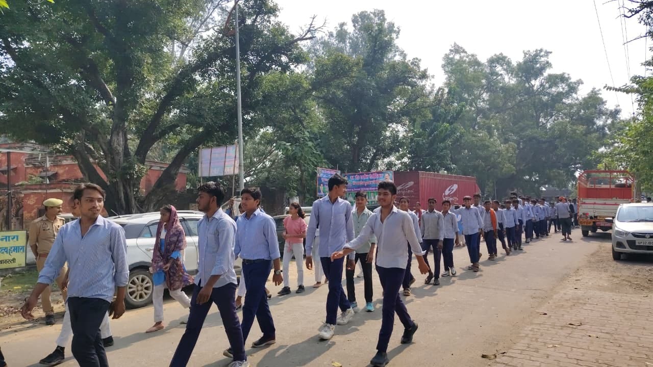 भिनगा कस्बे में प्रभातफेरी निकालते छात्र।