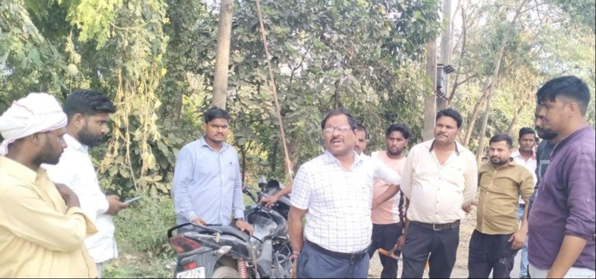 बिजली बहाली को लेकर जायजा लेते मुख्य अभियंता यदुनाथ यथार्थ। स्रोत: विभाग 
