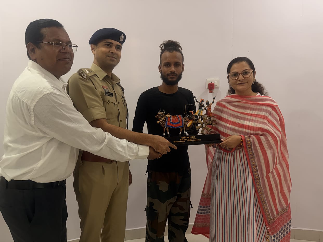 Vasu Rider' honored by the Collector and SP after completing a 16,000 km cycling journey despite living with a