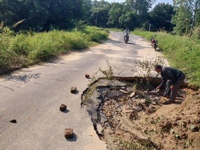 Basti News: बाराहछत्तर पुल के एप्रोच मार्ग पर बड़े गड्ढे, हादसे का खतरा