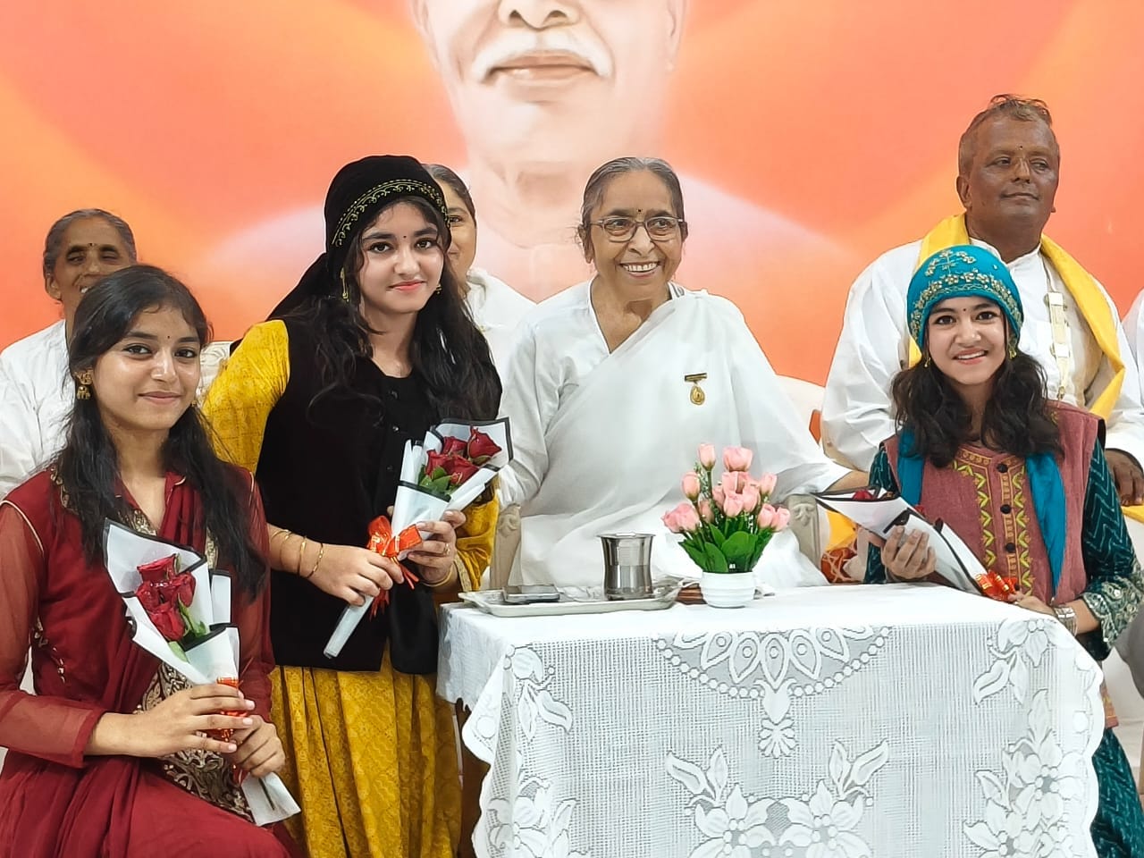 ब्रह्माकुमारीज नाहन सेवा केंद्र में आयोजित सम्मान समारोह में मुख्यातिथि के साथ सम्मानित किए गए