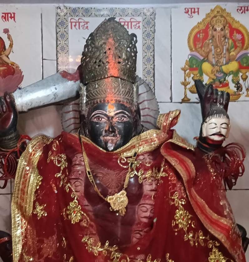 Chandauli News: दो मंदिरों से काली माता के आभूषण और दानपात्र की नकदी चोरी