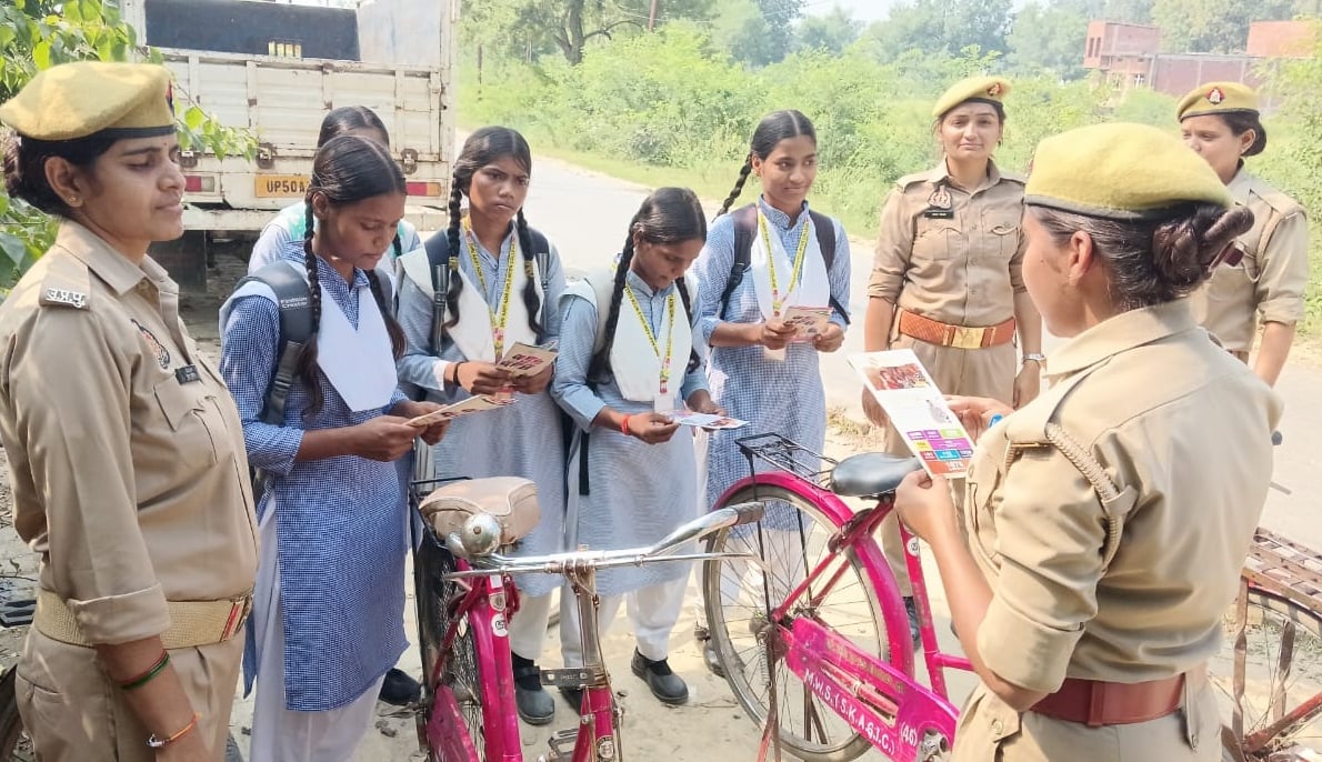 Azamgarh News: महिला अपराधों से बचाव और आत्मरक्षा के लिए किया जागरूक