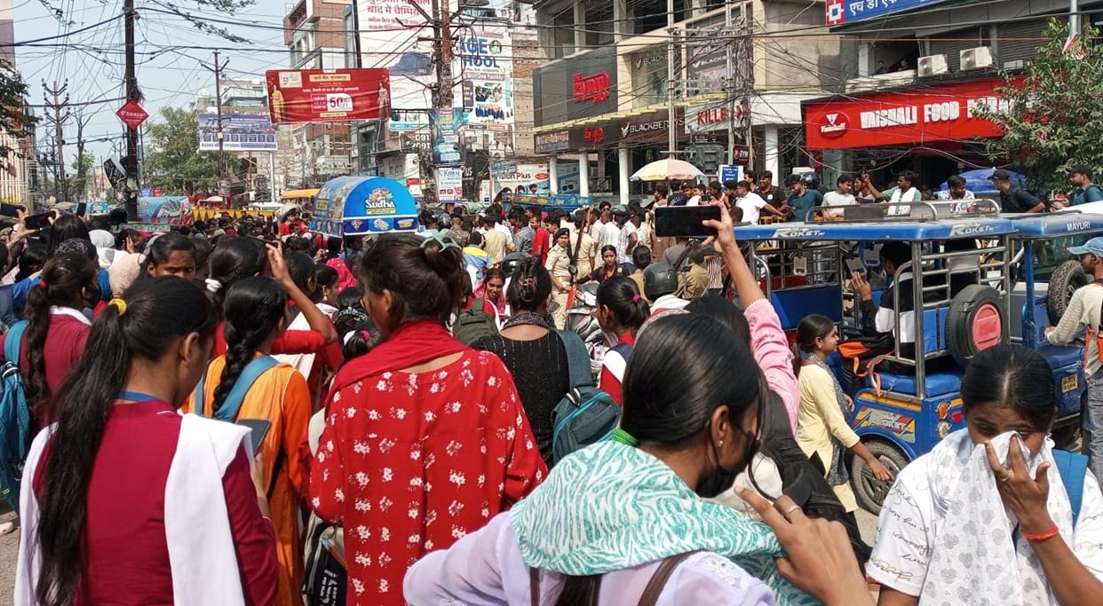 Muzaffarpur Bihar news : students protest over not receiving admit cards staged protest by sitting at
