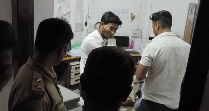 बिहार: मुजफ्फरपुर के अप्सरा मार्केट में कई दुकानों पर छापा, एप्पल के नाम पर बिक रहे डुप्लीकेट सामान जब्त