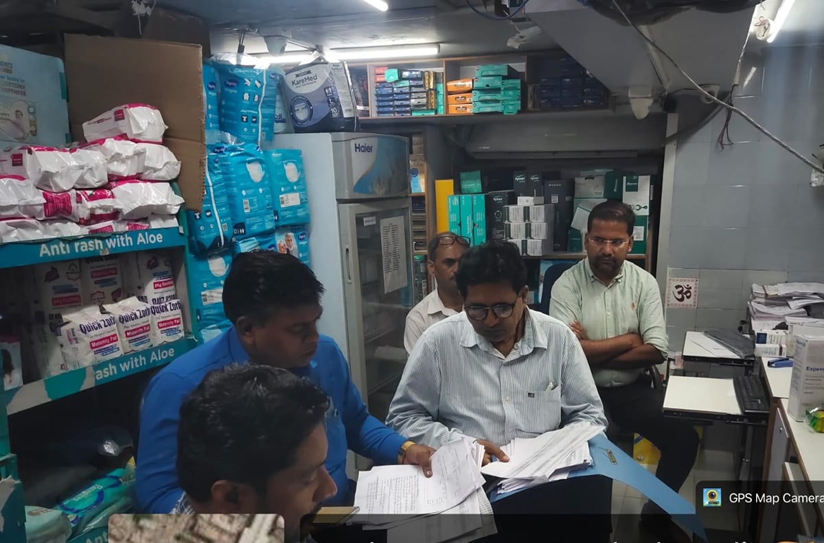 Lucknow News: तय कीमत से अधिक दाम पर बेच रहे थे दवाएं