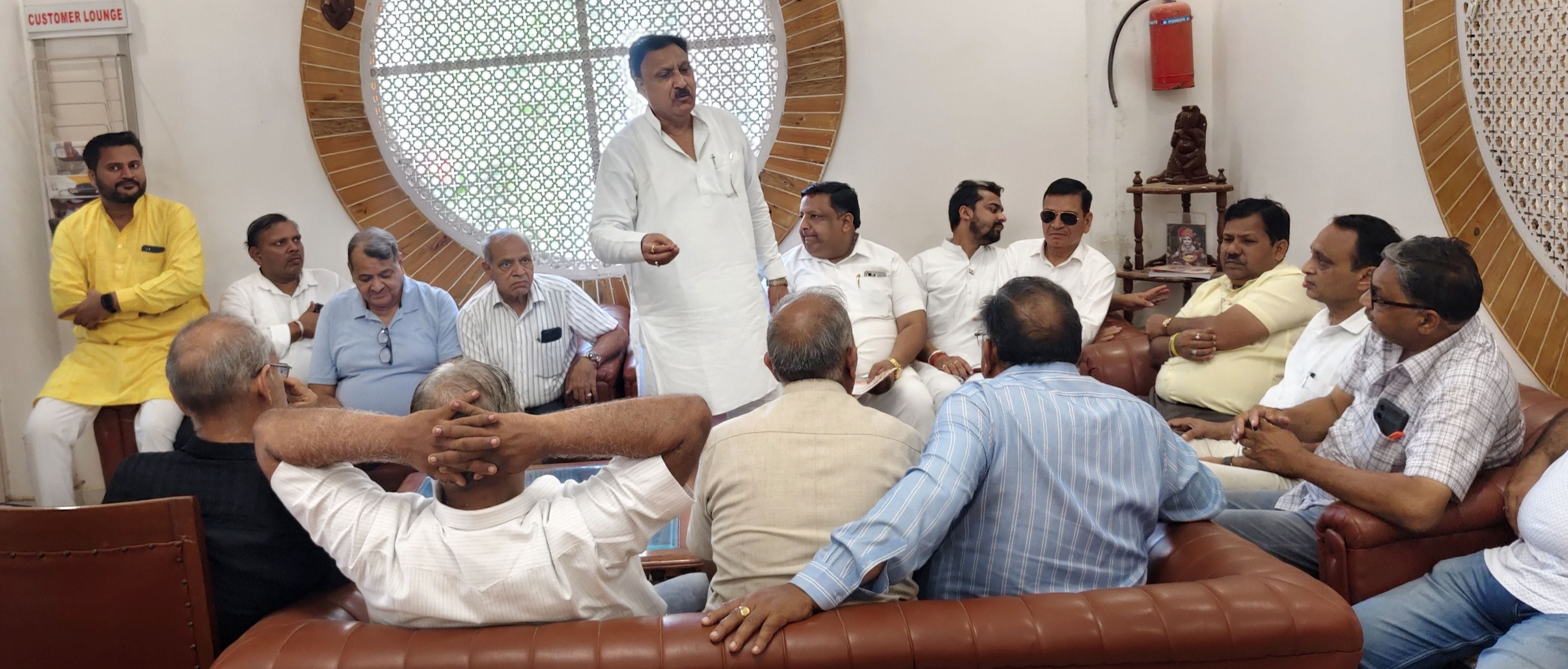 फोटो 02जेएनडी08-निजी होटल में हुई बैठक में मौजूद बजरंग दास गर्ग और व्यापारी। स्रोत कार्यकर्ता