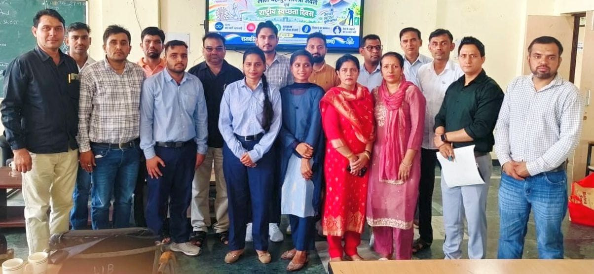 फोटो 02जेएनडी18-आईटीआई में हुई प्रतियोगिता में विजेता छात्राएं अपने स्टाफ के साथ। स्रोत संस्थान