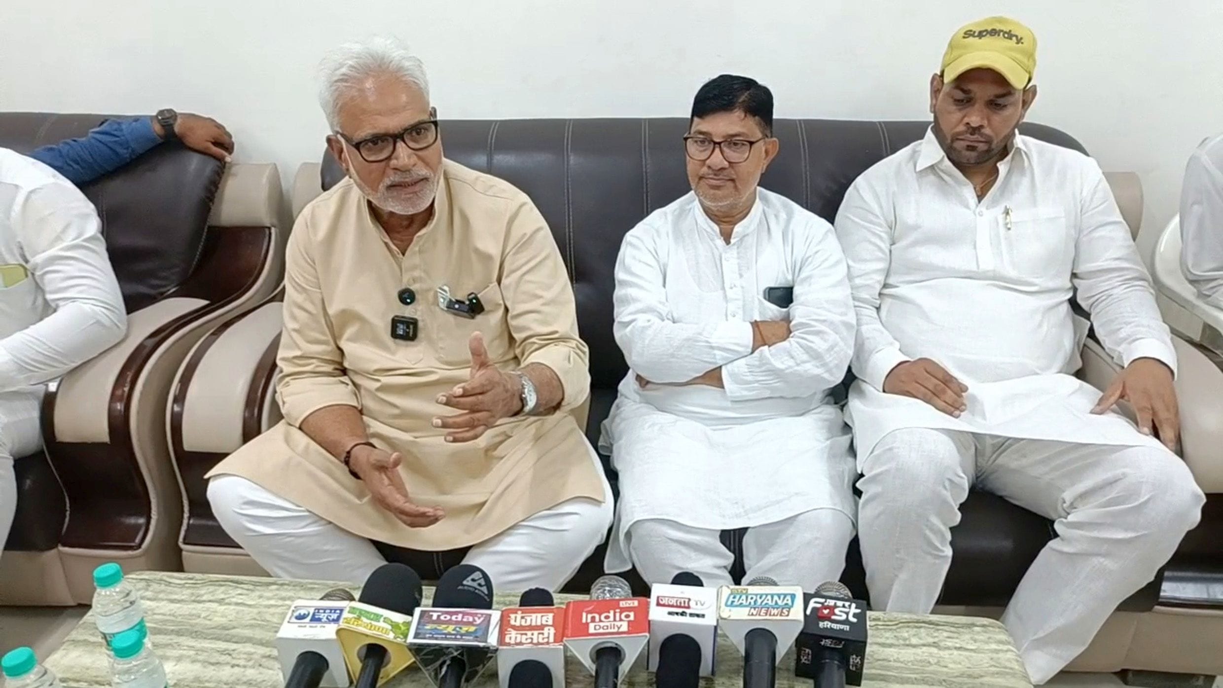 फोटो 02जेएनडी21-उचाना में पत्रकारों से बातचीत करते कांग्रेस सांसद जयप्रकाश। स्रोत कार्यकर्ता