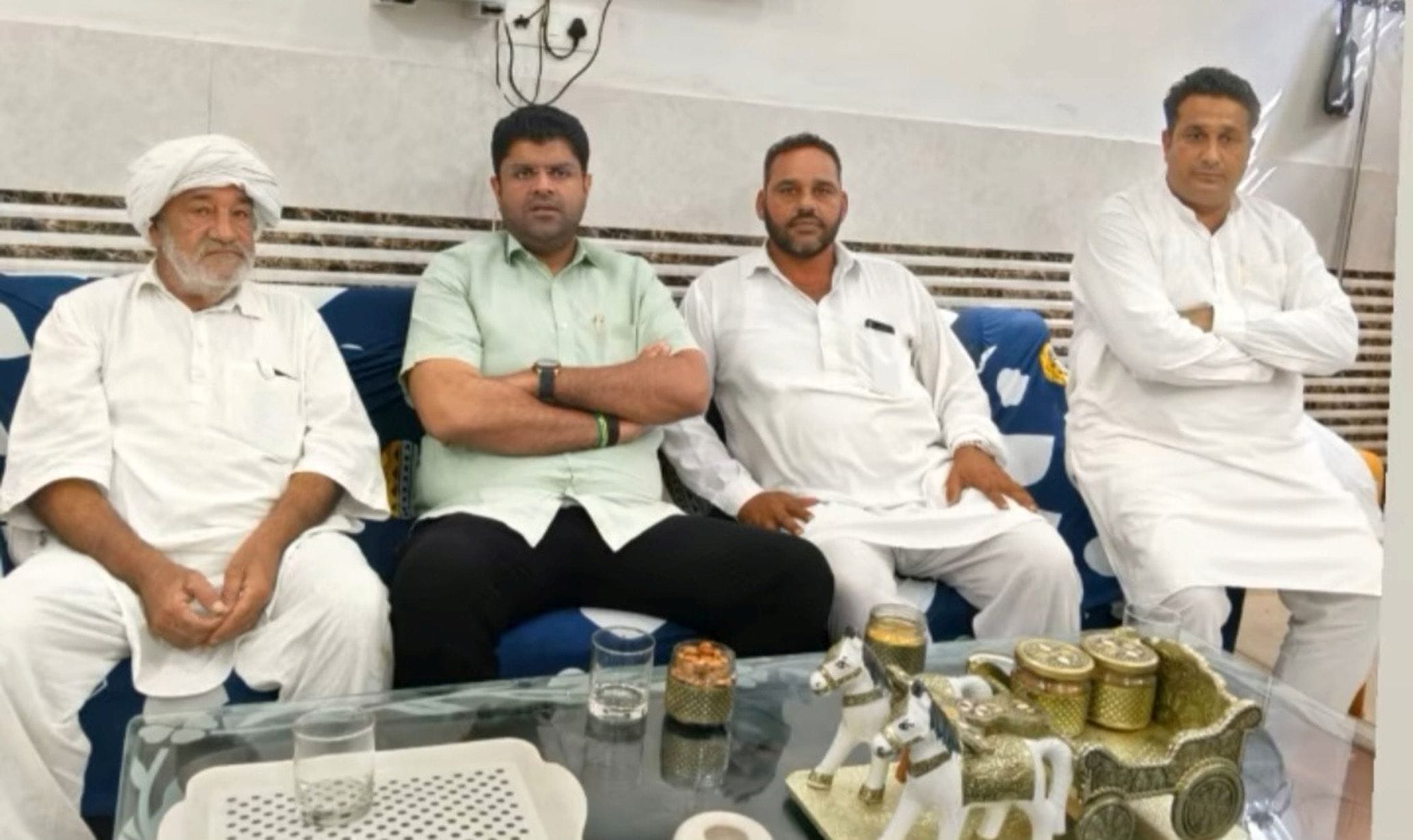 फोटो 02जेएनडी22-गुरुकुल खेड़ा में महेंद्र खटकड़ के निवास पर पहुंचे पूर्व उपमुख्यमंत्री दुष्यंत 