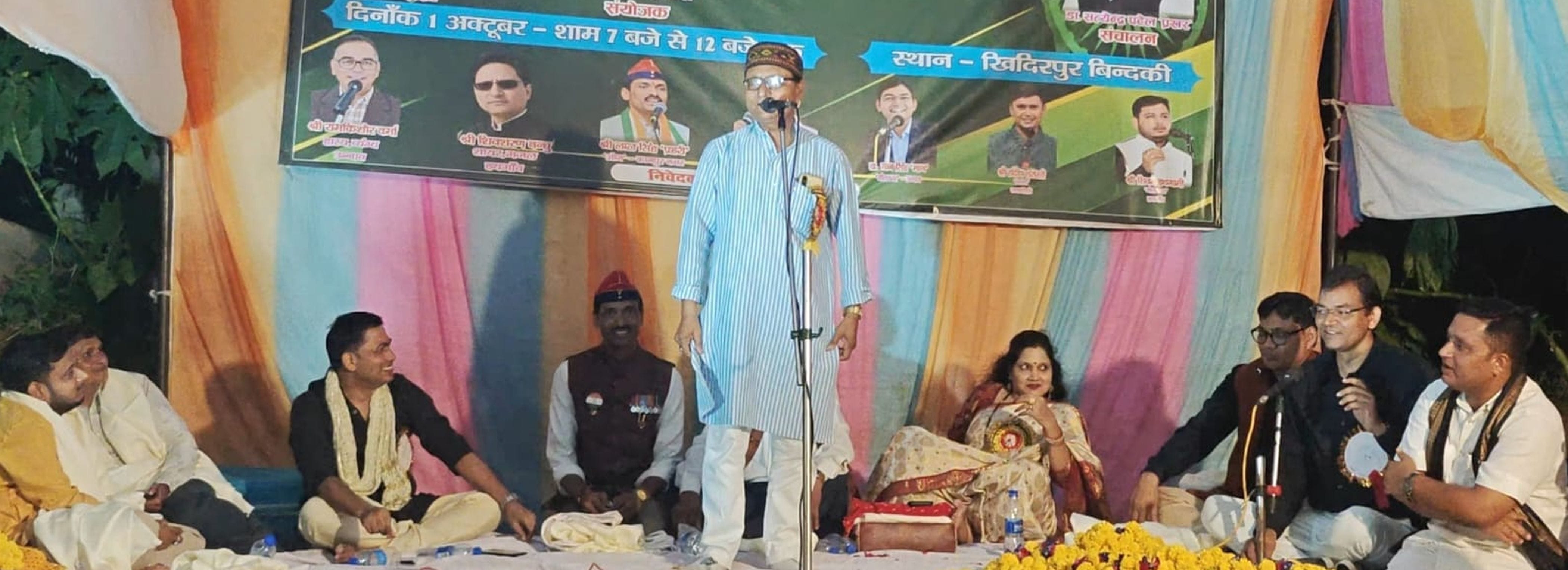 फोटो-03-बिंदकी कस्बे में आयोजित कवि सम्मेलन एवं मुशायरे में रचनाएं सुनाते कवि। संवाद