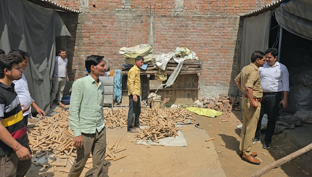 Hamirpur News: पटाखा गोदाम में बारूद सुखाते समय लगी आग