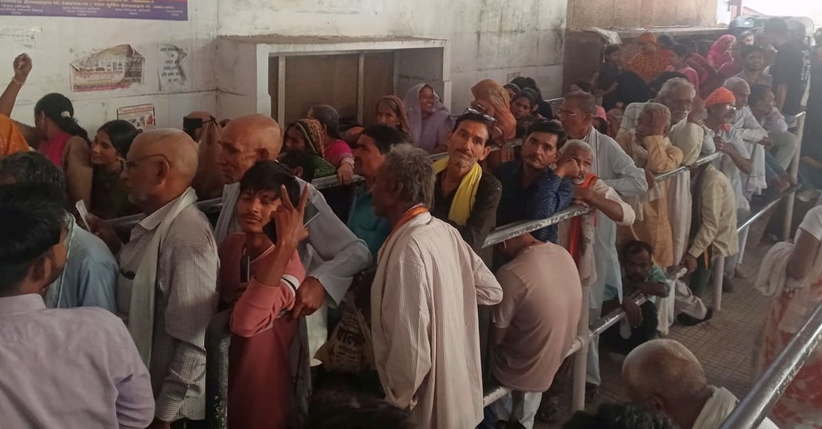 Mahoba News: बुखार का कहर... माह भर में 10 की मौत