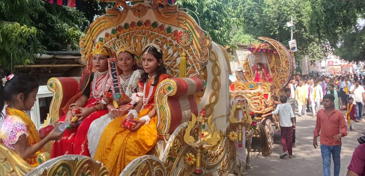 Mahoba News: शोभायात्रा में झांकियों ने मोहा मन