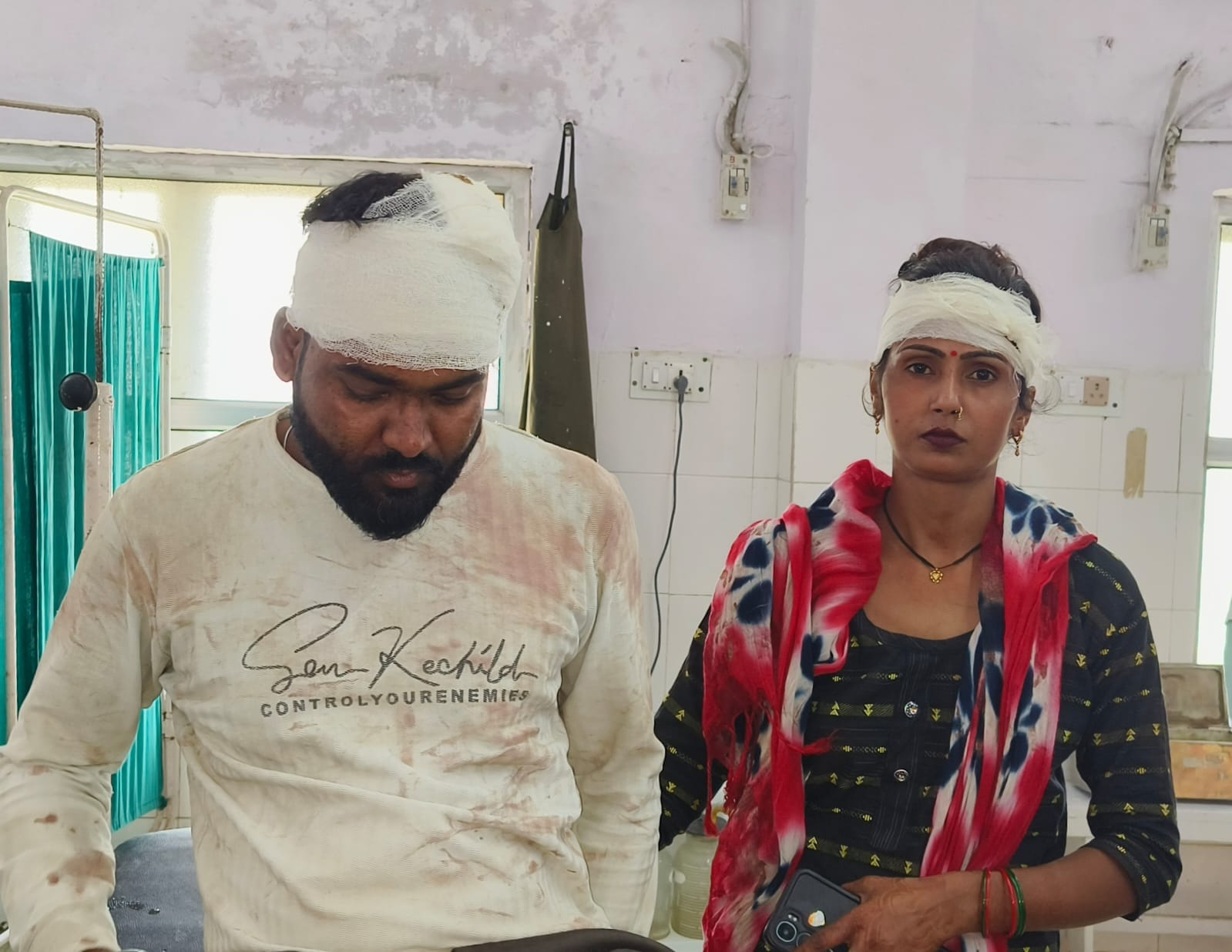 फोटो 03::: जिला अस्पताल में जानकारी देते घायल दंपती। संवाद