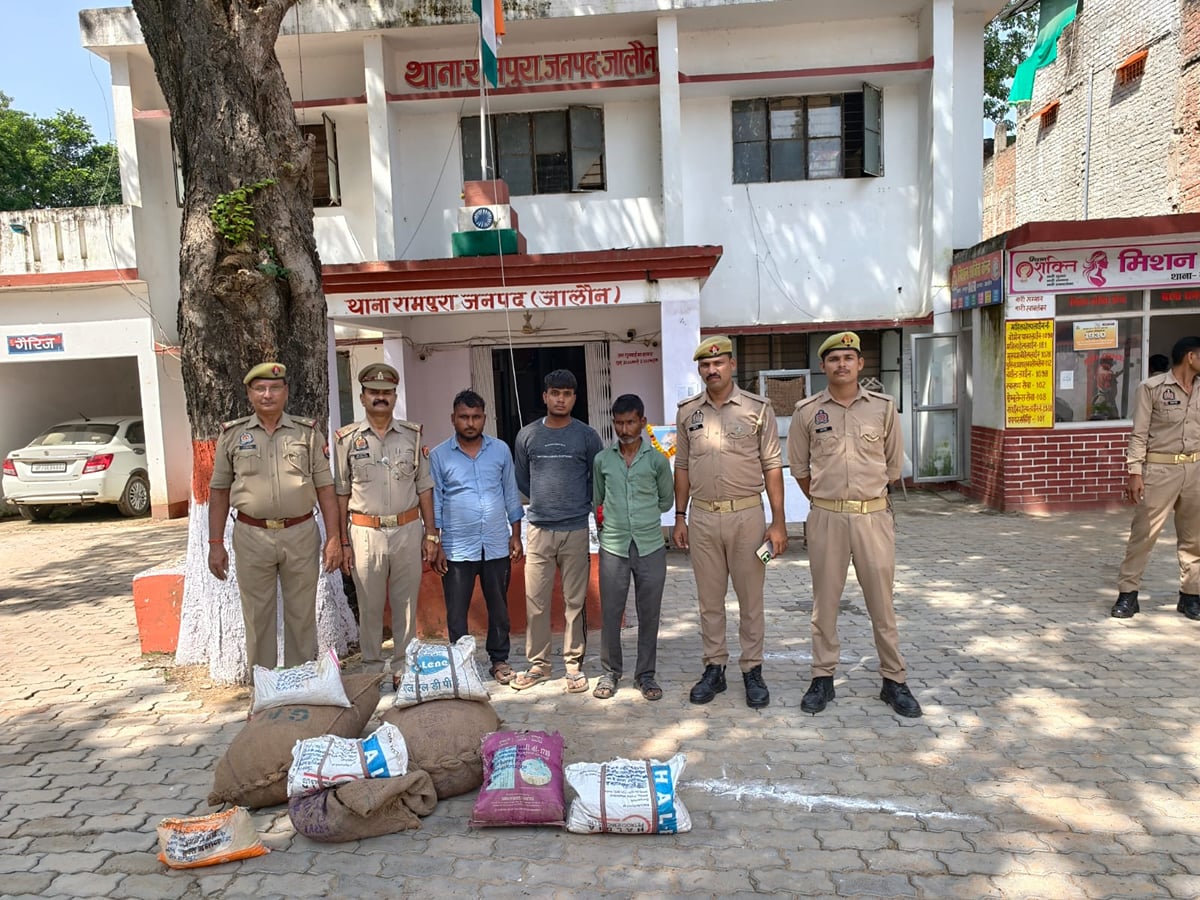 Jalaun News: अवैध पटाखा निर्माण सामग्री के साथ तीन गिरफ्तार