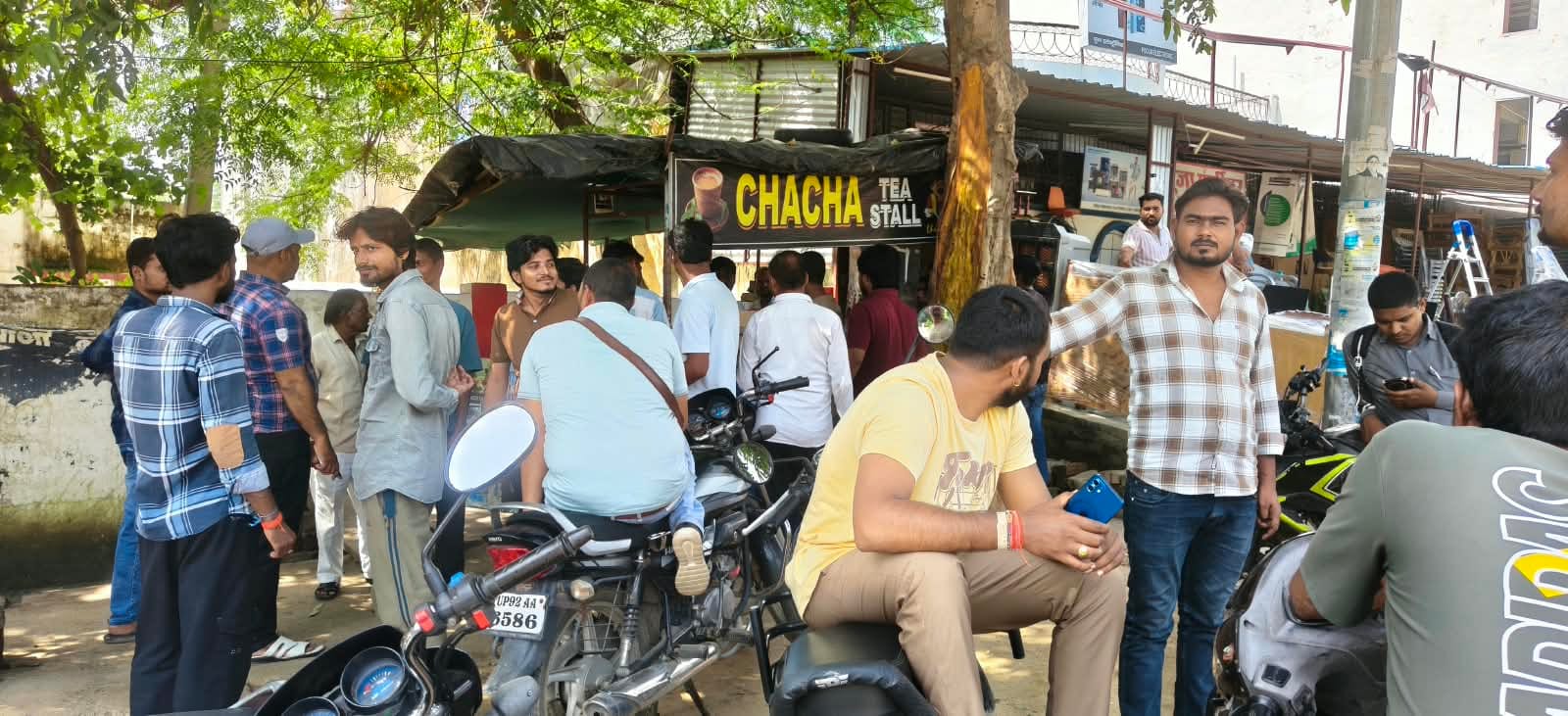 फोटो - 06 चोरी की सूचना पर लोगों की लगी भीड़। संवाद