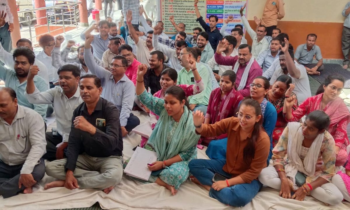 Hardoi News: लेखपालों ने किया कार्यबहिष्कार, लोगों को दिक्कतें