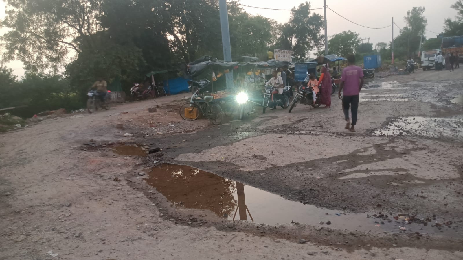 फोटो -1- गिरवां कस्बे में पाइपलाइन में लीकेज से सड़क पर बहता पानी। संवाद