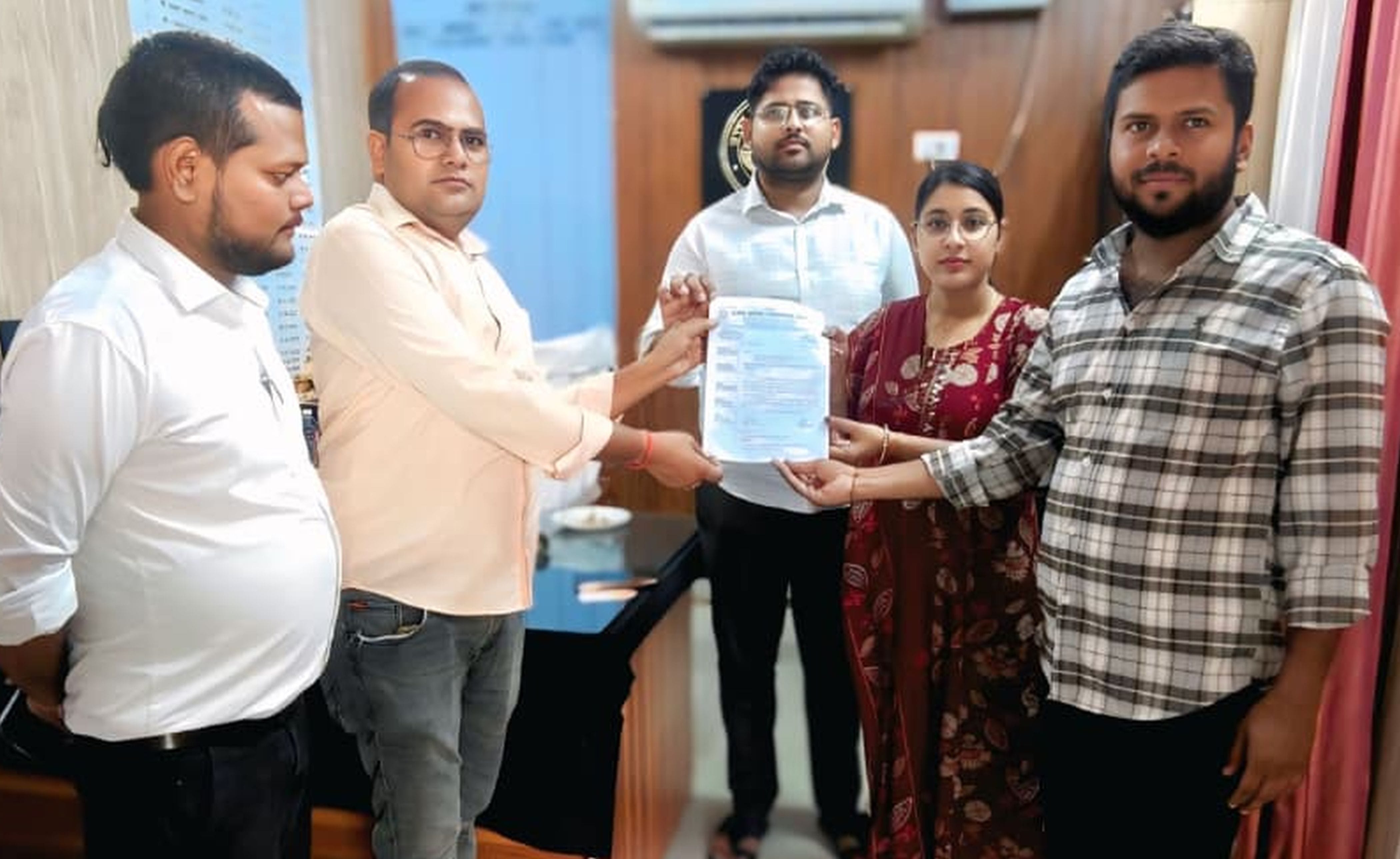 फोटो-11-सदर तहसील में नायब तहसीलदार लक्ष्मी बाजपेयी को ज्ञापन सौंपते लेखपाल। संवाद