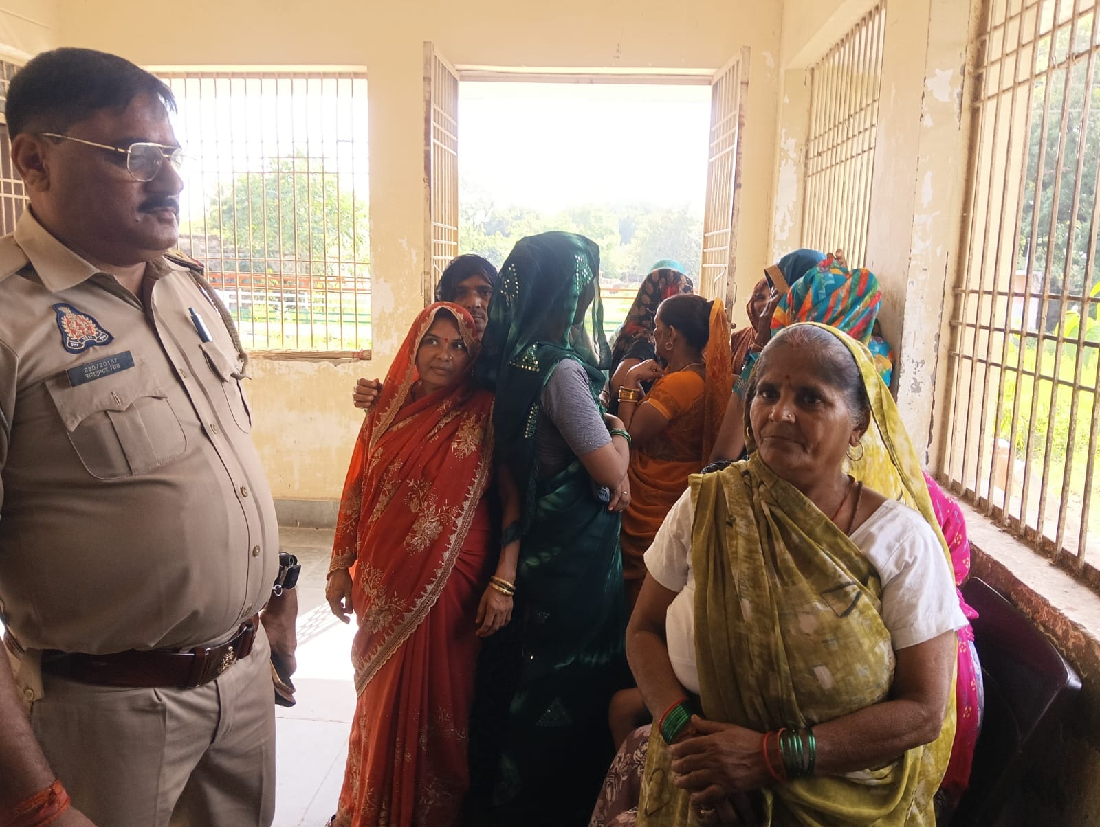 फोटो 12::: उदी उपकेंद्र पर हंगामा करती महिलाओं को समझाती पुलिस। स्रोत ग्रामीण