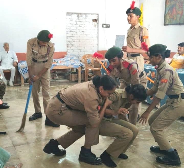 फोटो-13-छत्रसाल इंटर कॉलेज में नुक्कड़ नाटक के जरिए स्वच्छता का संदेश देते एनसीसी कैडेट। स्रोत-व