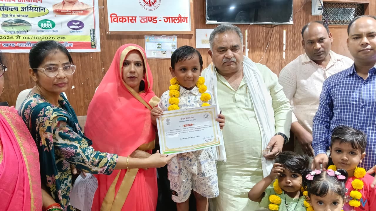 फोटो-14-प्रतिभागी बच्चे को प्रमाणपत्र देते ब्लॉक प्रमुख रामराजा निरंजन। संवाद