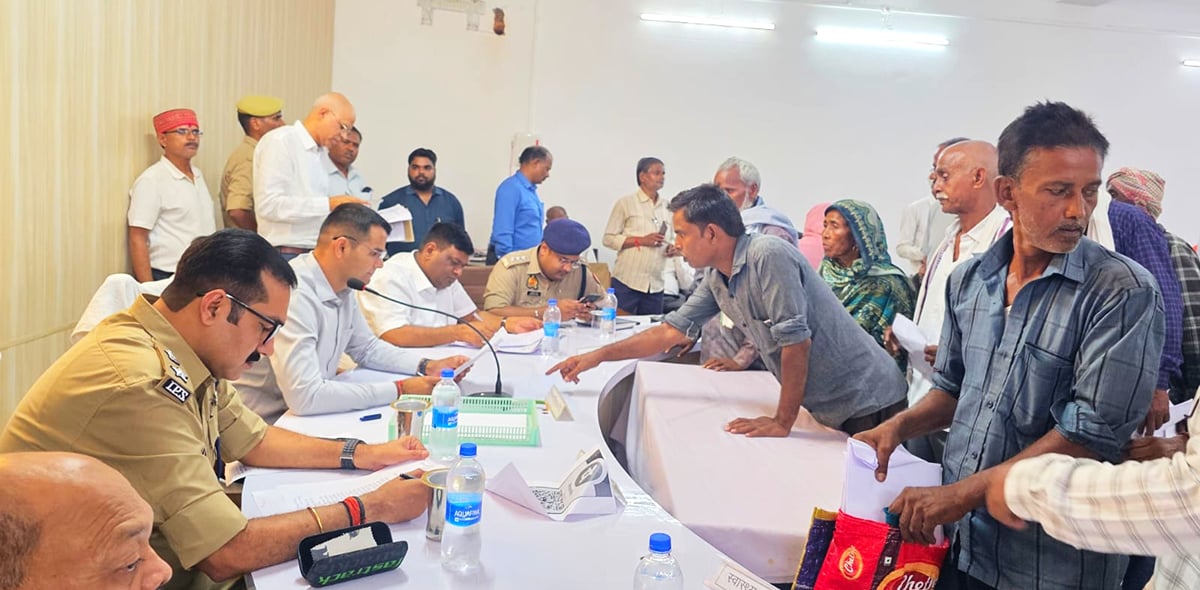 Balrampur News: साहब! परिवार रजिस्टर की नकल नहीं दे रहे लेखपाल