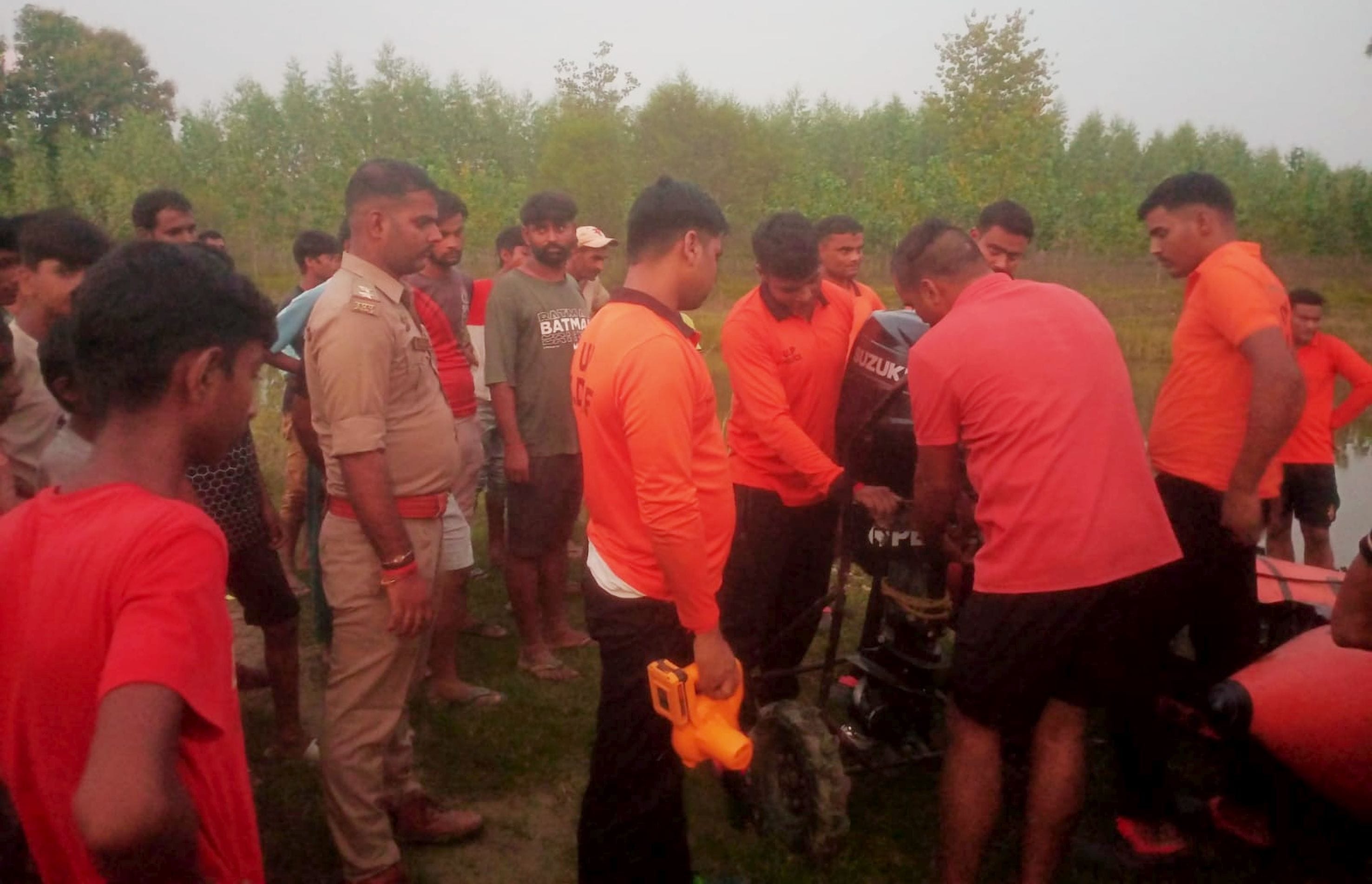फोटो-21-बलरामपुर के शिव नगर के धोबहा नाले में किशोरी की तलाश में जुटी एसडीआरएफ टीम ।-स्रोत : ग्