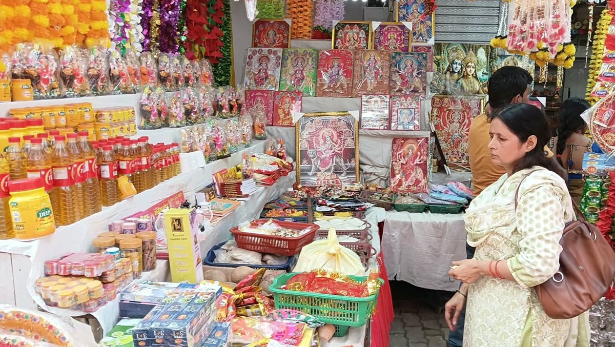 Balrampur News: मां के दरबार की तैयारी, बाजार में जुटने लगी पूजन सामग्री