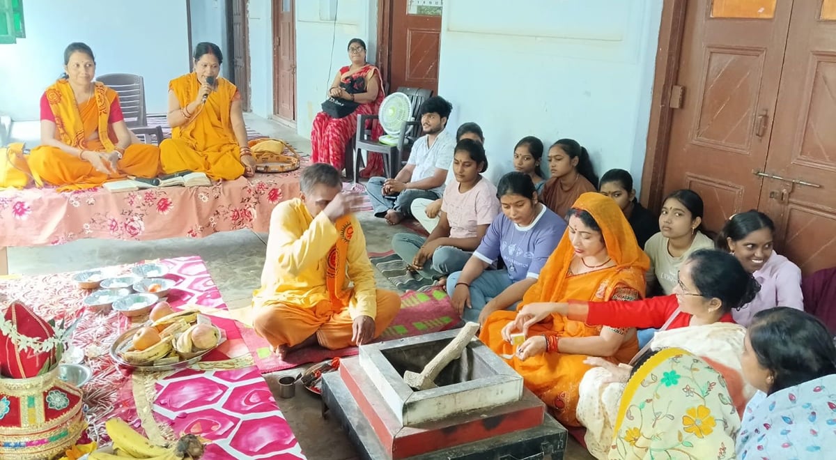 Balrampur News: गायत्री महायज्ञ में विद्यार्थियों ने लिया सामूहिक संकल्प