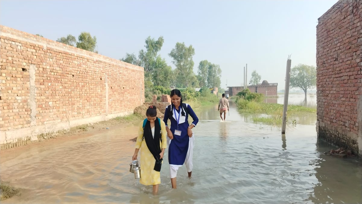 Farrukhabad News: बाढ़ से घरों में कैद ग्रामीण,  स्कूल बंद, रास्ते डूबे
