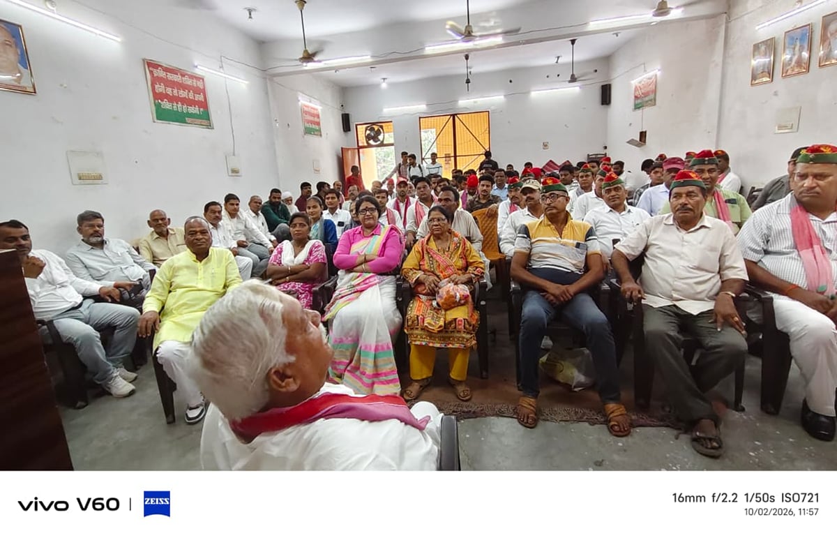 Farrukhabad News: मंच पर सिर्फ जिलाध्यक्ष की कुर्सी, बिना बोले चले गए निवर्तमान प्रदेश सचिव