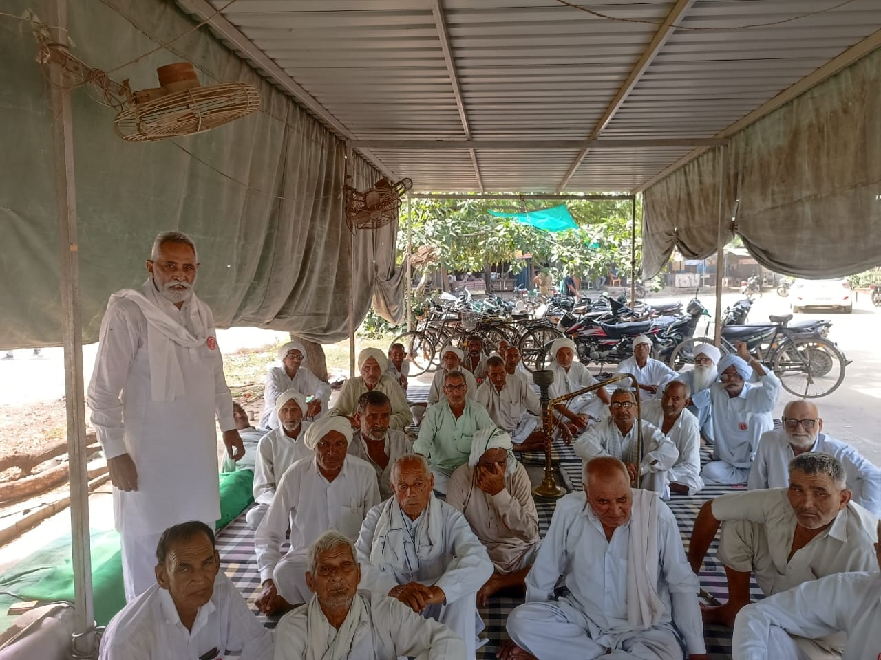 फोटो 4 नरवाना। धरने पर बैठे किसान। स्रोत किसान।