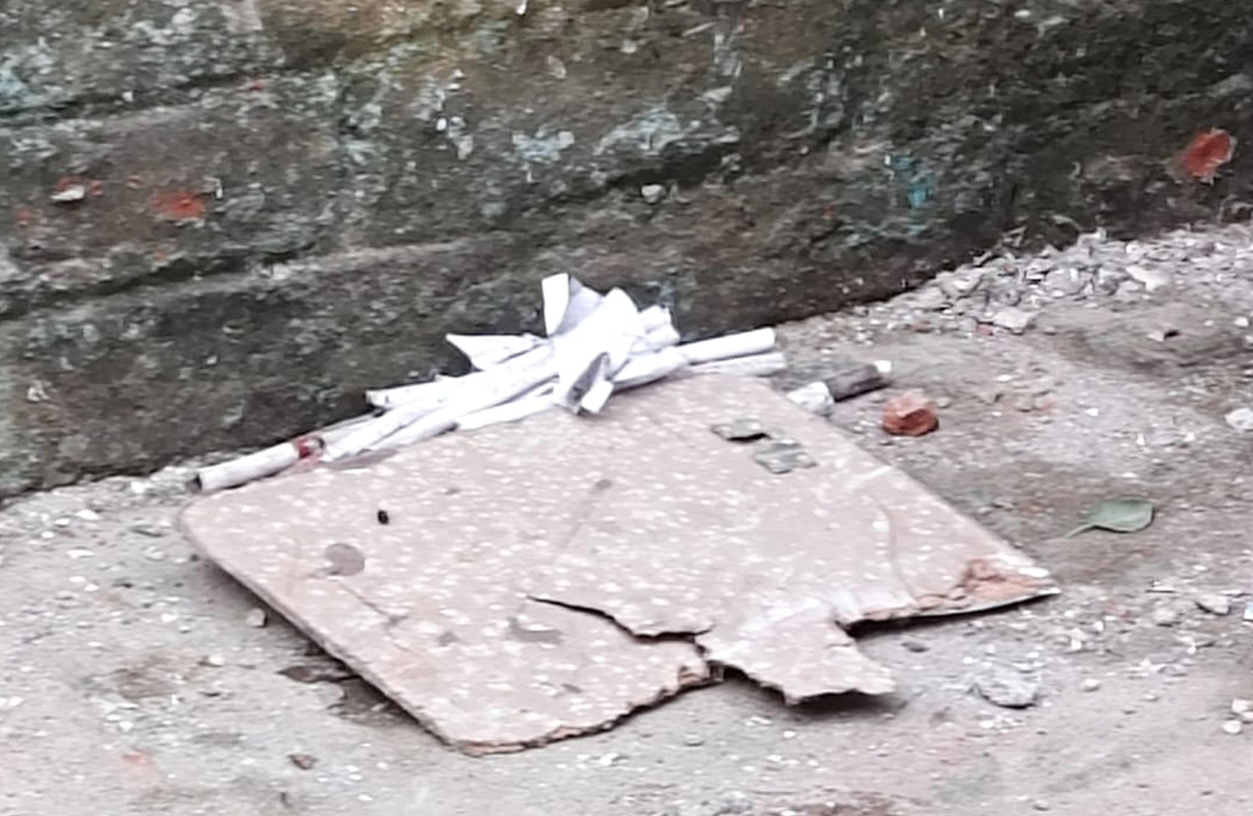 फोटो-44-पड़ोसी के घर मलबा हटाने के बाद मिली फुलझड़ी (महताब)। संवाद