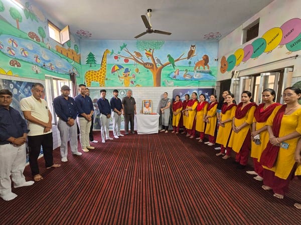 फोटो 5 नरवाना। गांधी के चित्र पर पुष्प अर्पित कर श्रद्धांजलि देते हुए। स्रोत संस्थान।