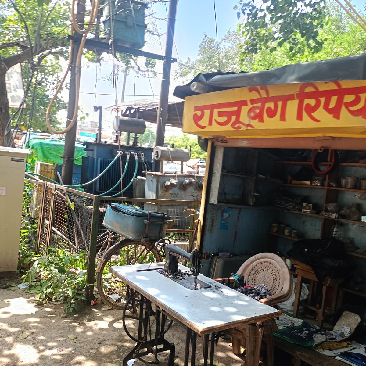 Chitrakoot News: ट्रांसफार्मर के पास दुकानदारी, हादसे का डर