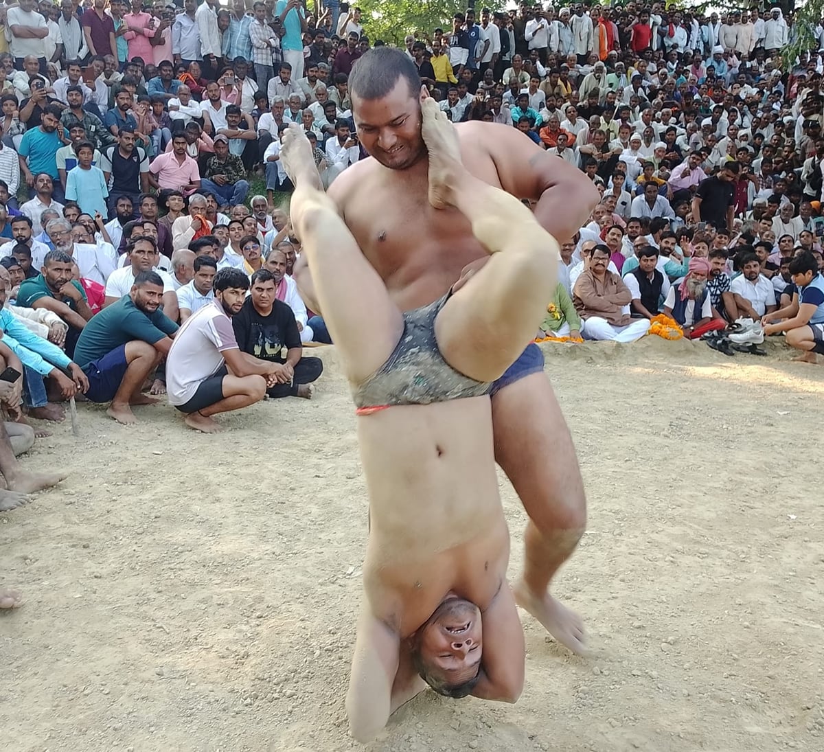 Prayagraj News: अनिल बने बासूपुर दंगल के चैंपियन पहलवान