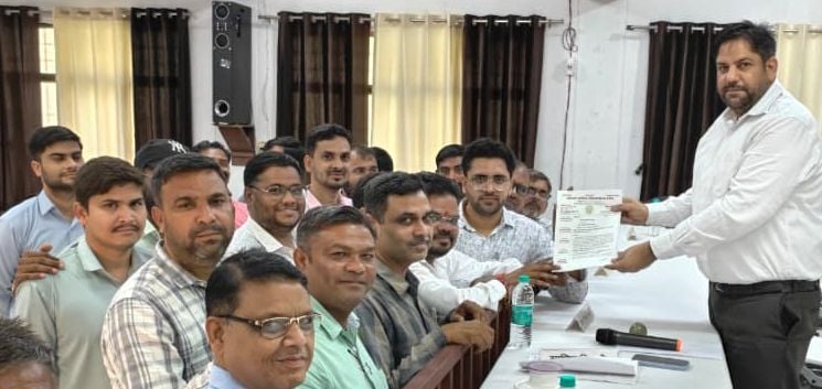 Kasganj News: लंबित मांगों पर भड़के लेखपाल, तहसील सदर में दिया धरना