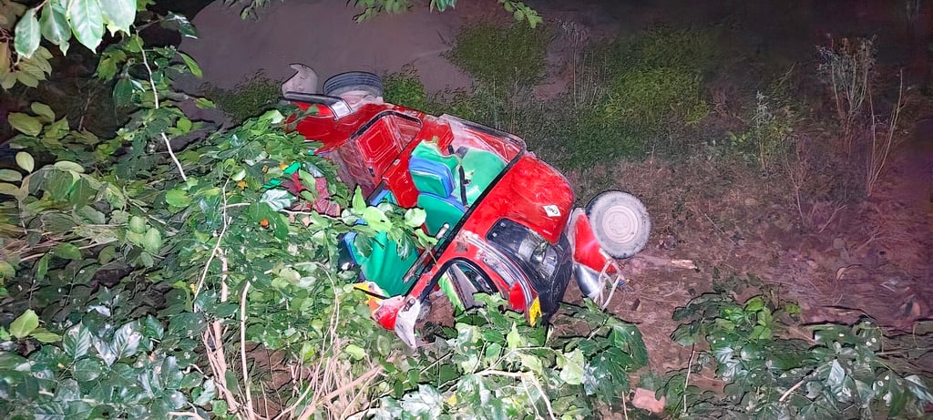 Agra News: नींद की झपकी से खड़े ट्रेलर में घुसा ट्रक, दोनों वाहन क्षतिग्रस्त