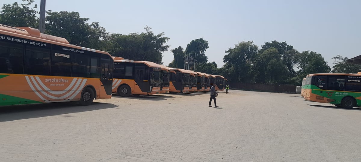 Noida News: चार्जिंग के इंतजार में खड़ी रहीं ई-बसें, रूट पर कम हुई बसों की संख्या