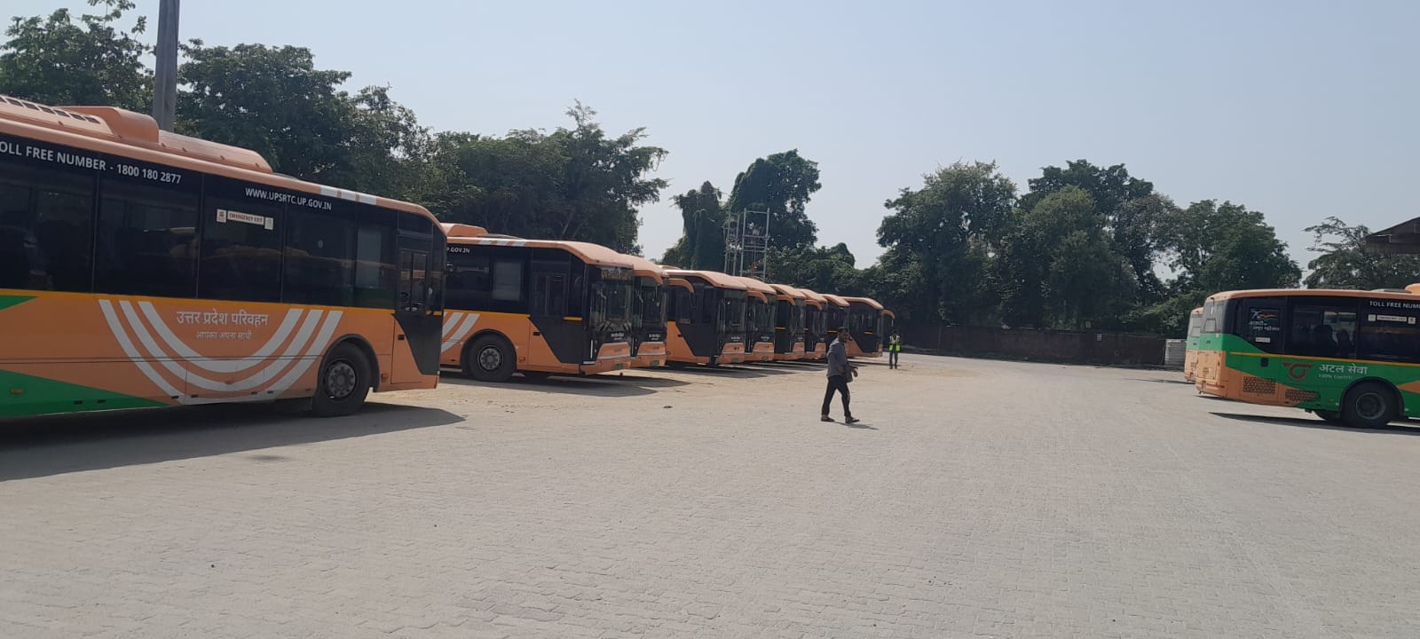 ग्रेटर नोएडा के कासना बस डिपो में चार्जिंग के लिए आई ई-बसें। संवाद