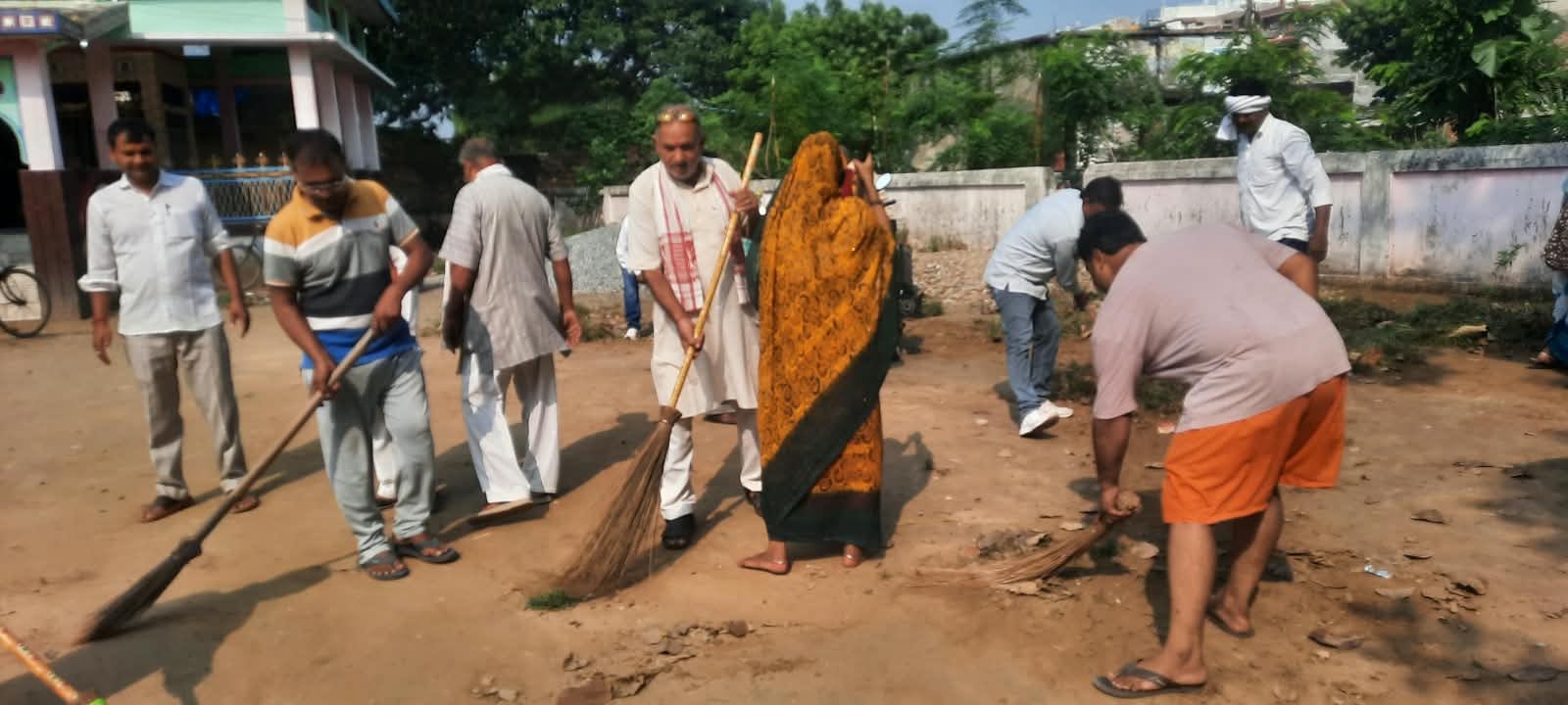 गांधी जयंती पर देवकली में स्वच्छता अभियान के तहत सफाई करते लोग-स्रोत-जागरूक पाठक
