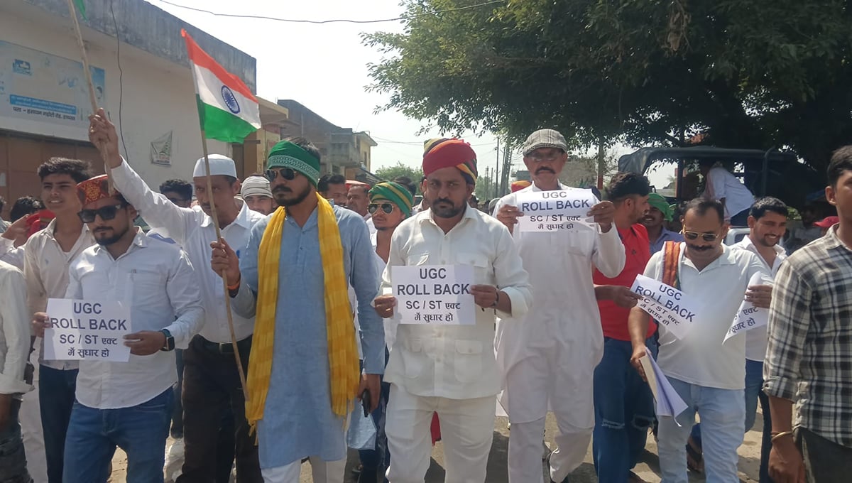 Hathras News: यूजीसी नियमों के विरोध में किसान व सवर्ण समाज ने किया शक्ति प्रदर्शन, पुलिस से नोकझोंक