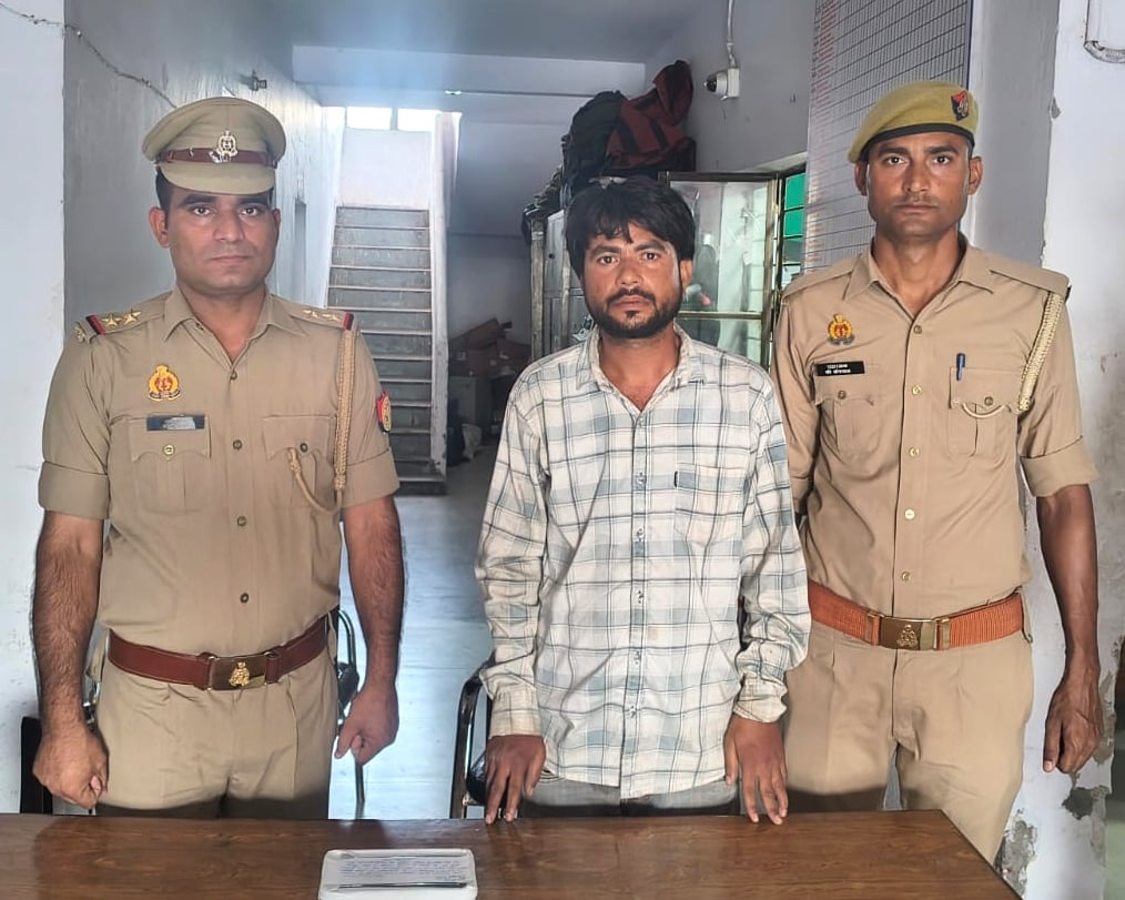 Hathras News: दोहरे हत्याकांड का मुख्य आरोपी गिरफ्तार, लूट का माल बरामद