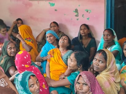 हादसे में मौत की खबर में...ललित कुमार की मौत के बाद बिलखते परिजन-स्रोत-पाठक