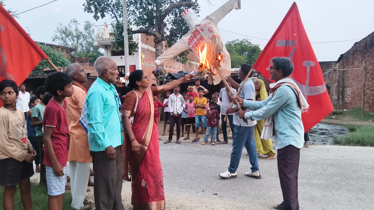 Ghazipur News: मुख्य निर्वाचन आयुक्त को हटाने की मांग प्रतीकात्मक पुतला फूंक कर किया प्रदर्शन
